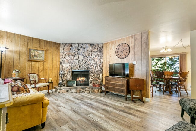 28434 Altamont Ct in Lake Arrowhead, CA - Building Photo - Building Photo