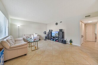 4633 Bayshore Dr in Naples, FL - Building Photo - Building Photo