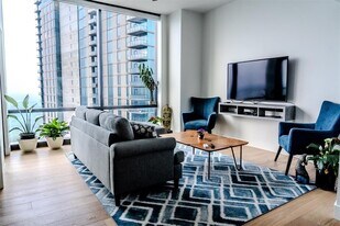 70 Rainey St in Austin, TX - Building Photo