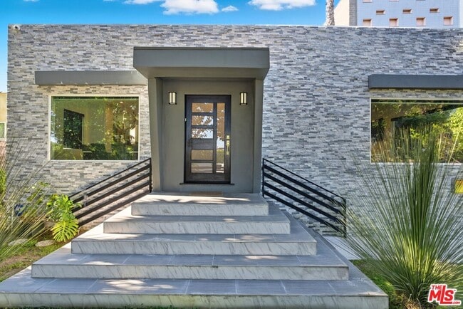 10915 Ayres Ave in Los Angeles, CA - Building Photo - Building Photo