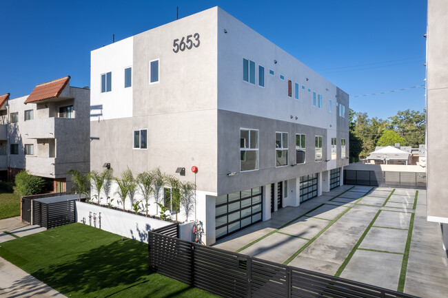 5653 Hazeltine Ave in Van Nuys, CA - Foto de edificio - Building Photo