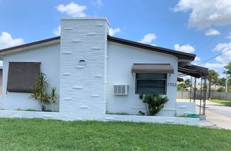 1703 Thomas St in Hollywood, FL - Building Photo - Building Photo