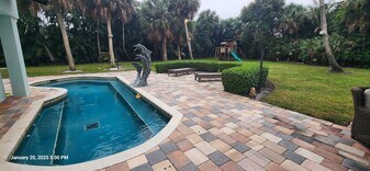 1066 SE St Lucie Blvd in Stuart, FL - Building Photo