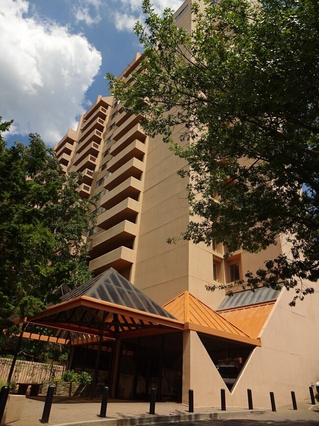 property at 1301 N Courthouse Rd