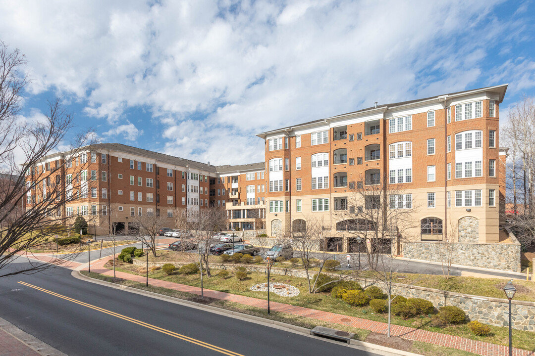 10328 Sager Ave in Fairfax, VA - Foto de edificio