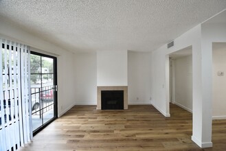 7550 Jordan Ave, Unit 108 in Los Angeles, CA - Foto de edificio - Building Photo