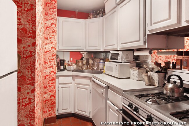 29 King St-Unit -1G in New York, NY - Building Photo - Building Photo