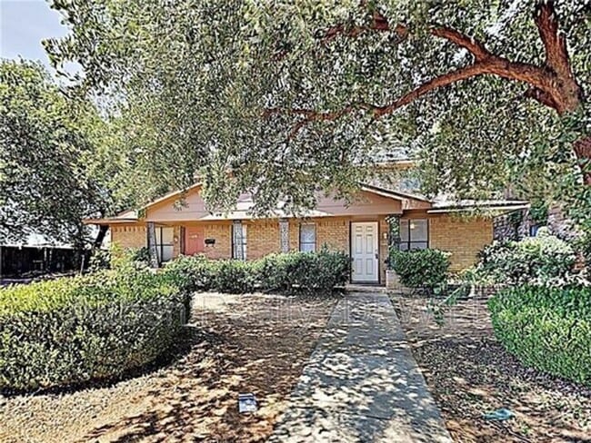 property at 921 W Rochelle Rd