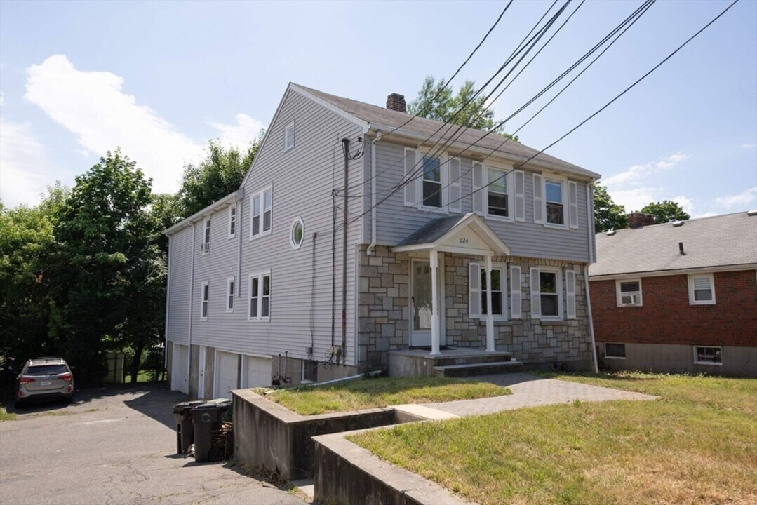 624 Main St, Unit 2 in Watertown, MA - Building Photo