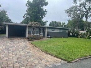 543 Sandra Ave in Daytona Beach, FL - Foto de edificio - Building Photo