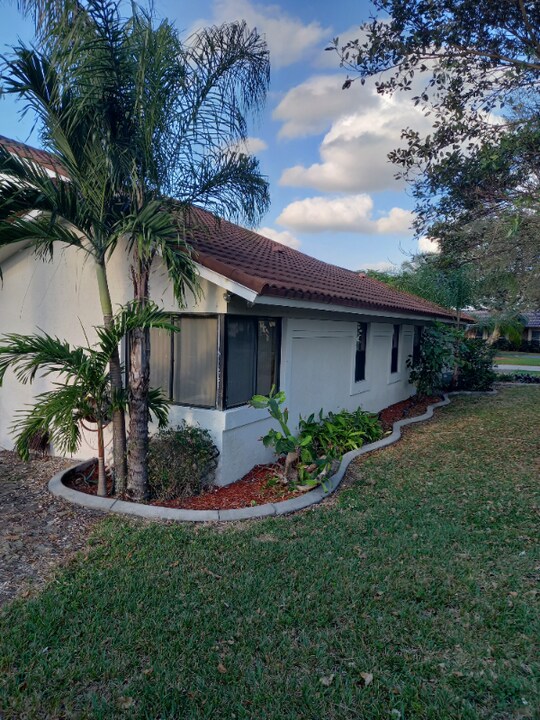 2700 NW 112th Ave in Coral Springs, FL - Building Photo