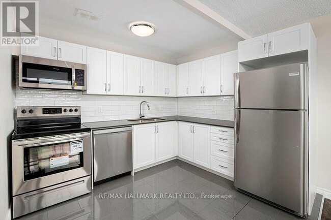 3111 Eglinton Ave E in Toronto, ON - Building Photo - Building Photo