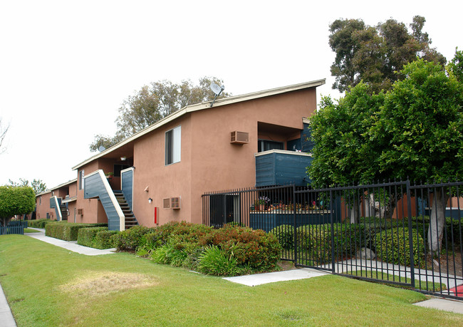 Acacian Apartments in Garden Grove, CA - Foto de edificio - Building Photo