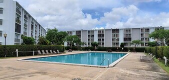 8540 N Sherman Cir in Miramar, FL - Building Photo