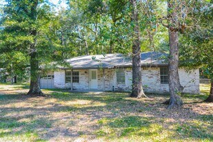 1825 Live Oak Dr in Conroe, TX - Building Photo