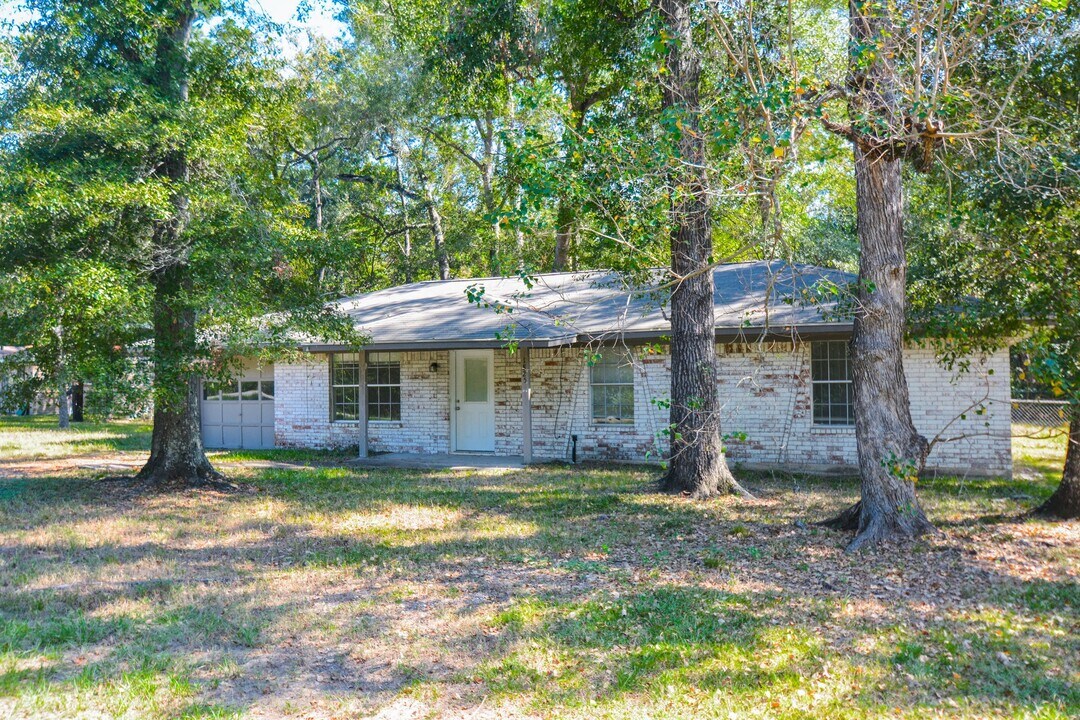 1825 Live Oak Dr in Conroe, TX - Building Photo