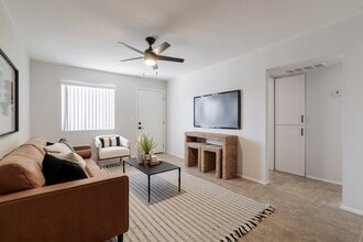 1615 51st St in Phoenix, AZ - Foto de edificio - Building Photo