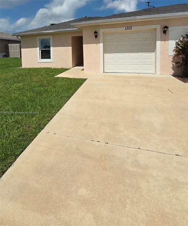 1310 SW 7th Ct in Cape Coral, FL - Building Photo