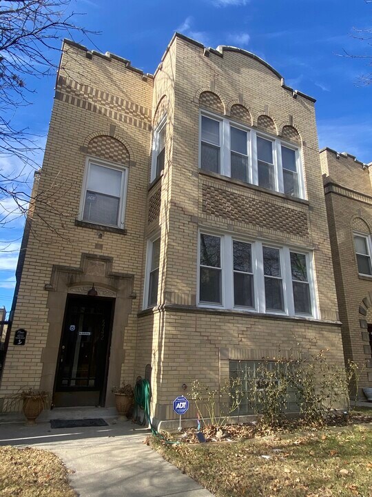 5742 N Spaulding Ave, Unit 2 in Chicago, IL - Foto de edificio