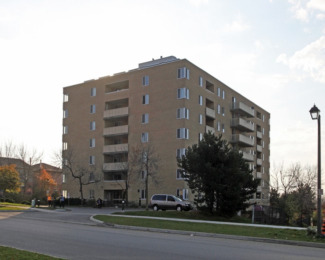 Wood Farm Manor in Whitby, ON - Building Photo - Building Photo