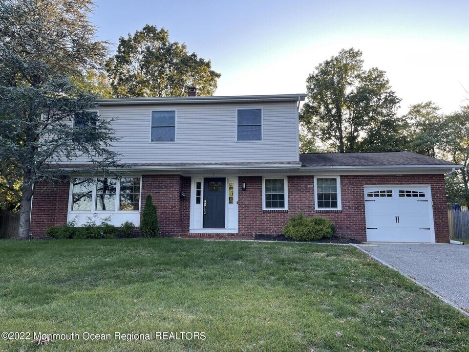 5 Stockport Way in Howell, NJ - Building Photo