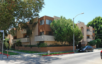 749-755 N Sweetzer Ave in Los Angeles, CA - Building Photo - Building Photo