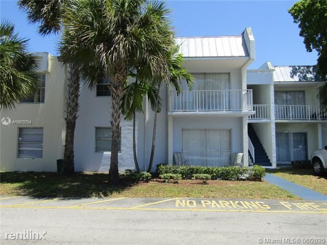 411 Executive Center Dr in West Palm Beach, FL - Building Photo