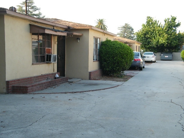 319-329 W San Bernardino Rd in Covina, CA - Foto de edificio - Building Photo