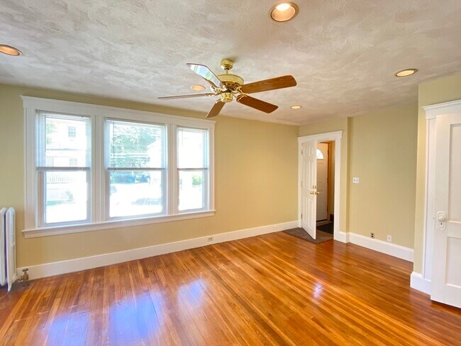 39 Davis Rd in Belmont, MA - Building Photo - Building Photo