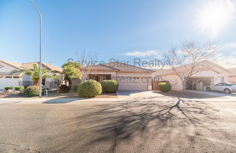 14647 W Gelding Dr in Surprise, AZ - Building Photo