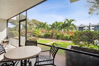 580 Neapolitan Way in Naples, FL - Building Photo - Building Photo