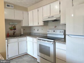 8357 Claremont Woods Dr in Alexandria, VA - Building Photo - Building Photo