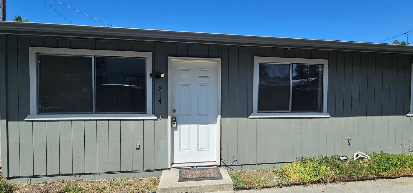 714-716 SW Bridge St in Grants Pass, OR - Building Photo