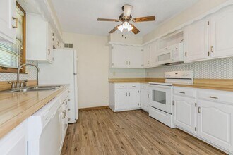 Spacious Shawnee Home Near Mill Creek Stre in Shawnee, KS - Building Photo - Building Photo