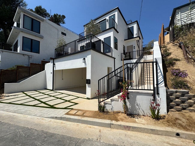 720 Crane Blvd in Los Angeles, CA - Building Photo - Building Photo