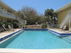 Villas Isabel in Naples, FL - Foto de edificio - Building Photo