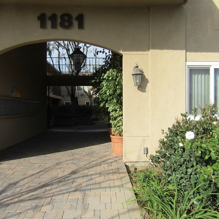 Canyon Garden Apartments in Azusa, CA - Foto de edificio