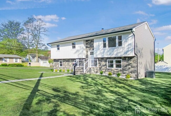 156 Cliffwood Ave W