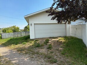 10-19 9 Street Close in Cold Lake, AB - Building Photo - Building Photo