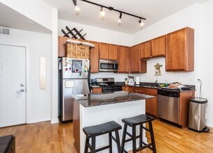 901 W Madison St, Unit 404 in Chicago, IL - Foto de edificio - Building Photo