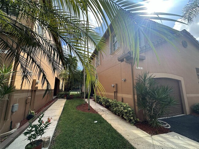 1402 Veracruz Ln in Weston, FL - Building Photo - Building Photo