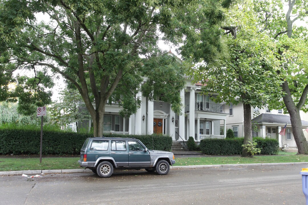 400 College St SE in Grand Rapids, MI - Foto de edificio