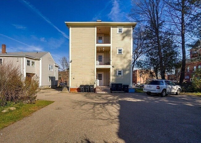5 Strand Pl in Southbridge, MA - Building Photo - Building Photo