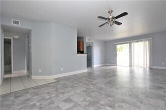 3413 NW 44th St in Lauderdale Lakes, FL - Foto de edificio - Building Photo