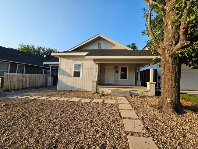 810 W 10th St in Dallas, TX - Building Photo - Building Photo
