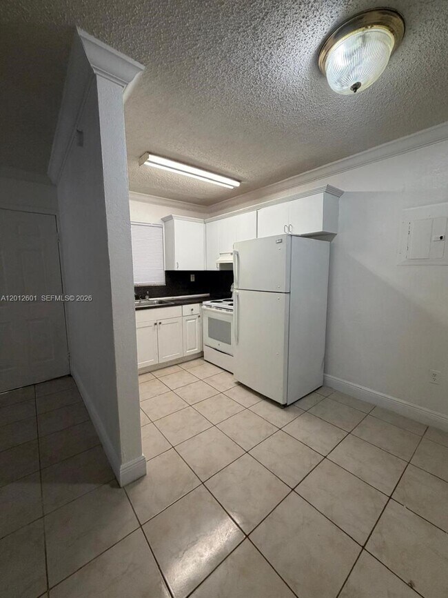16118 NE 21st Ave in North Miami Beach, FL - Building Photo - Building Photo