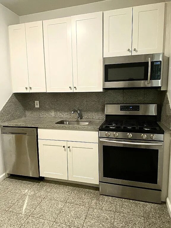 45-14 43rd St in Queens, NY - Foto de edificio - Building Photo