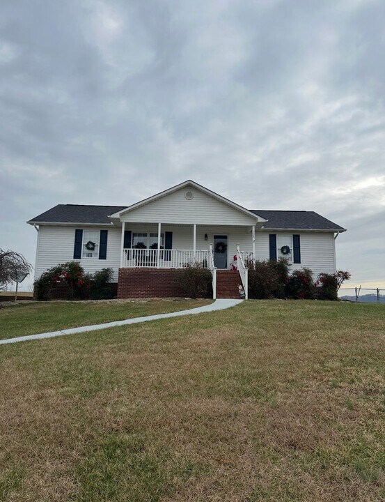 336 Deer Ridge Dr in Rutledge, TN - Building Photo