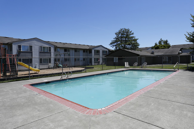 Lake Crest Apartments in Milwaukie, OR - Foto de edificio - Building Photo