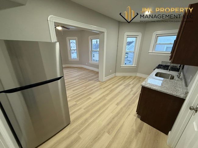 81 Swindells St in Fall River, MA - Foto de edificio - Building Photo